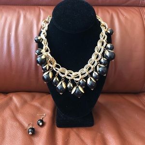 Set of Necklace with earrings.